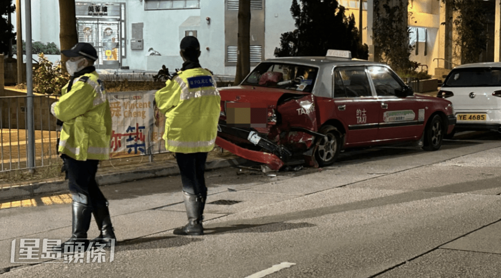捱撞的士車尾損毀嚴重,左邊兩個車輪被撞上行人路邊。蔡楚輝攝 捱撞的士車尾損毀嚴重,左邊兩個車輪被撞上行人路邊。蔡楚輝攝