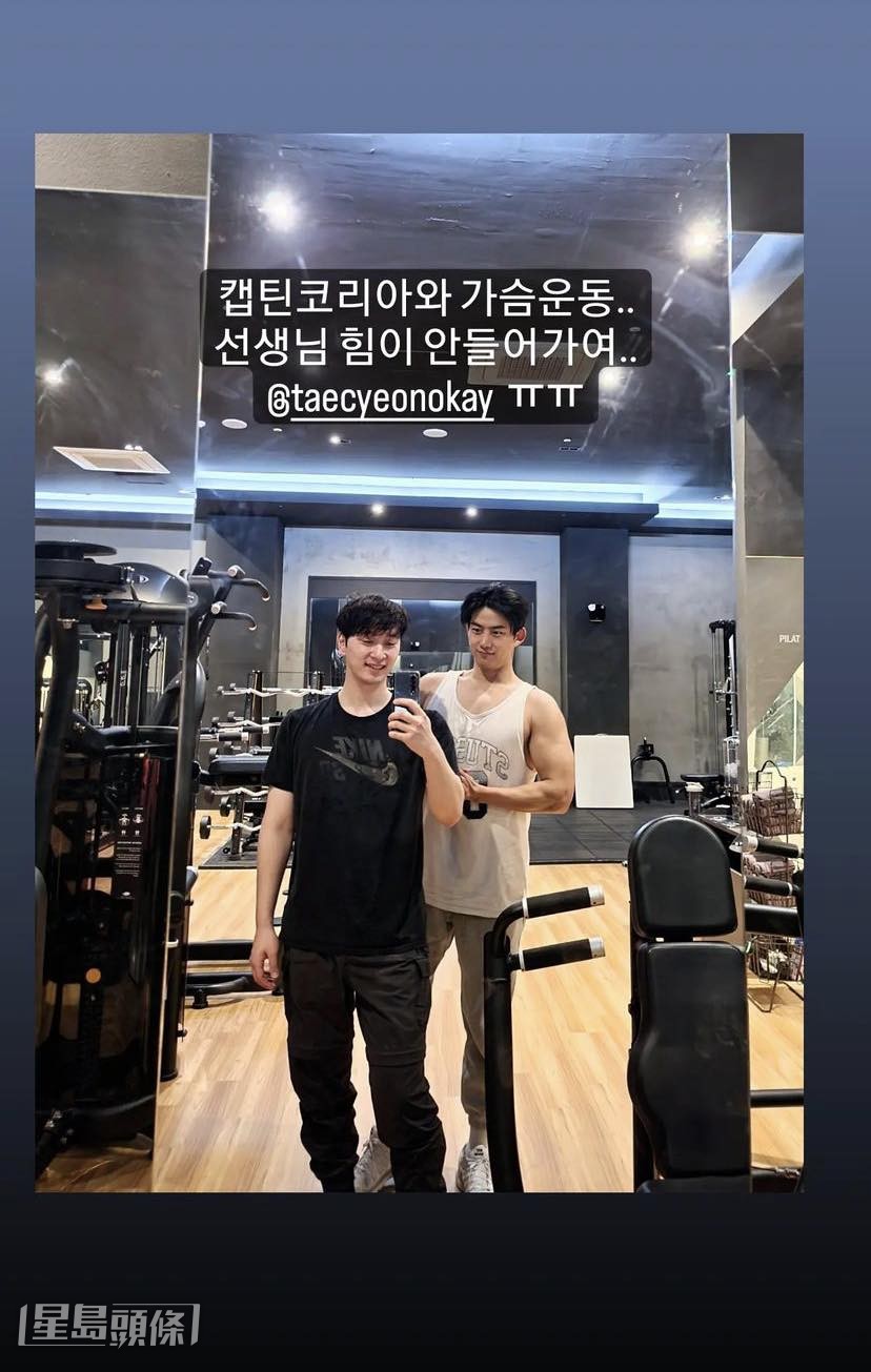 澤演經常同2PM隊友燦盛一齊做gym。 澤演經常同2PM隊友燦盛一齊做gym。