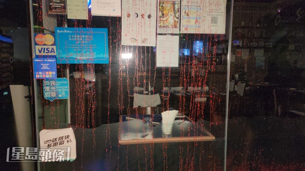 西式海鮮餐廳的櫥窗均被淋上大片血紅色油漆。黎志偉攝