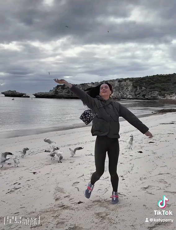 傳出分手後,Katy上傳飛舞餵海鷗的片段,似暗示如今free as a bird! 傳出分手後,Katy上傳飛舞餵海鷗的片段,似暗示如今free as a bird!