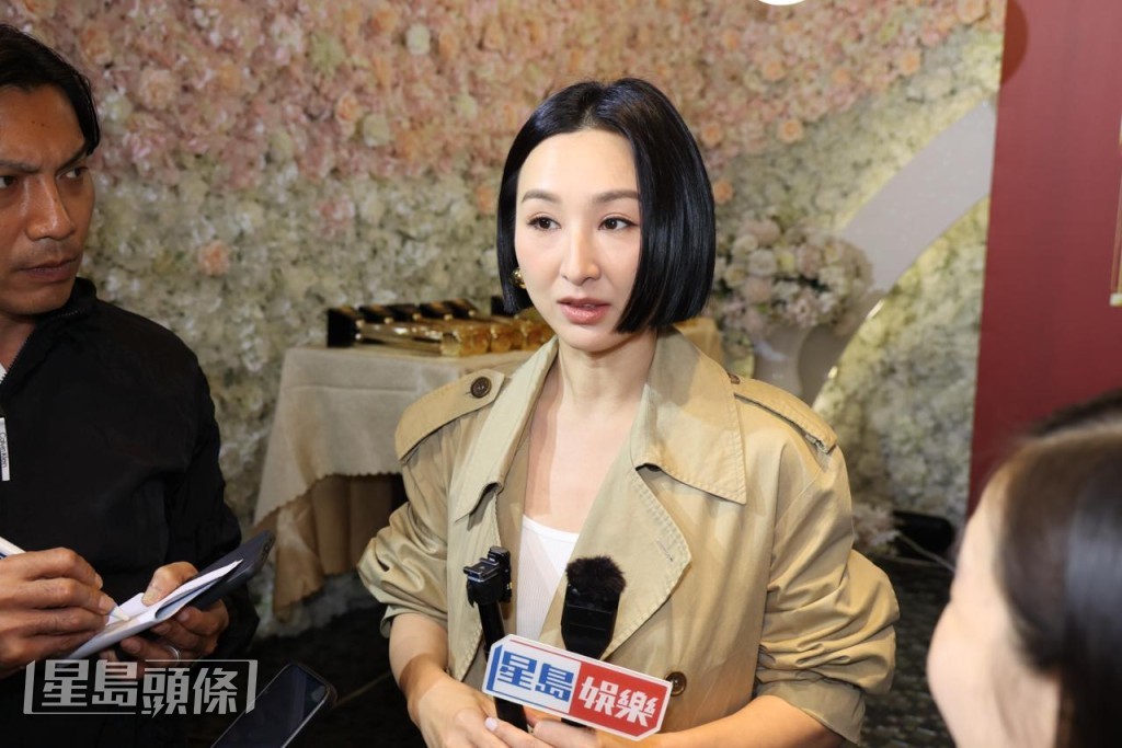 她表示最感動係收到女粉絲嘅手寫信。 她表示最感動係收到女粉絲嘅手寫信。