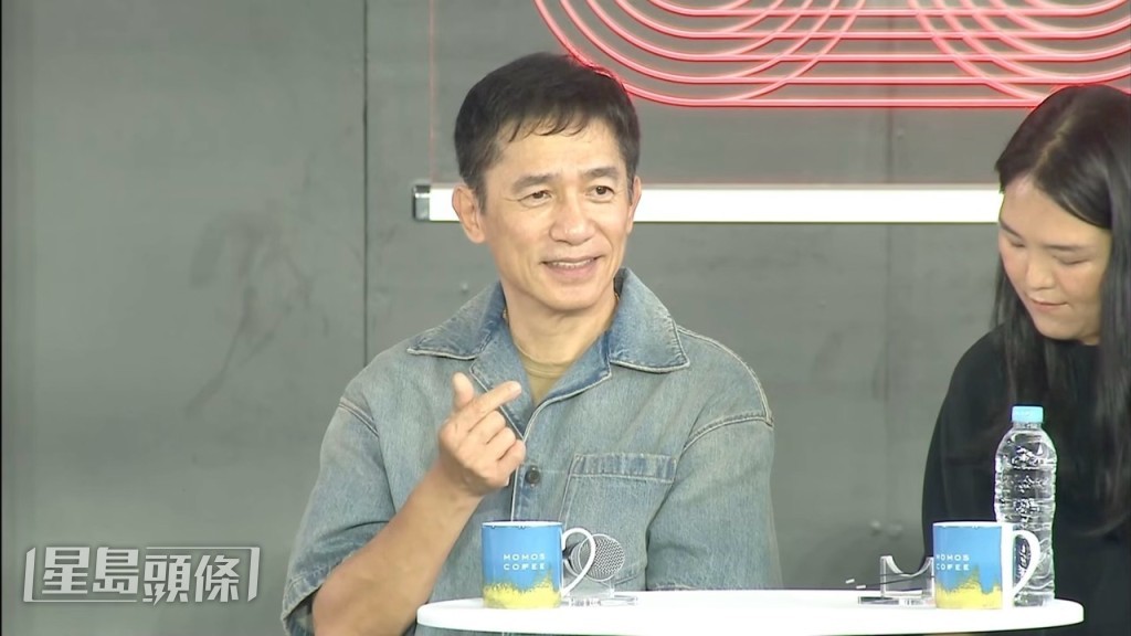 向來社恐的偉仔竟然入鄉隨俗，大派手指心心。（微博圖片）