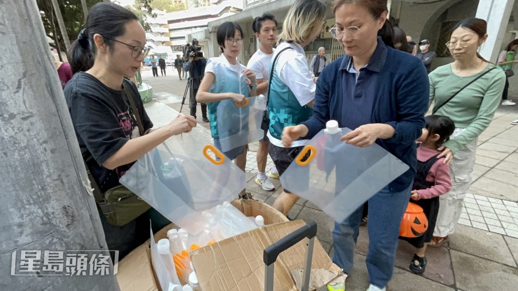 有區議員向居民派發水袋。曾志恆攝