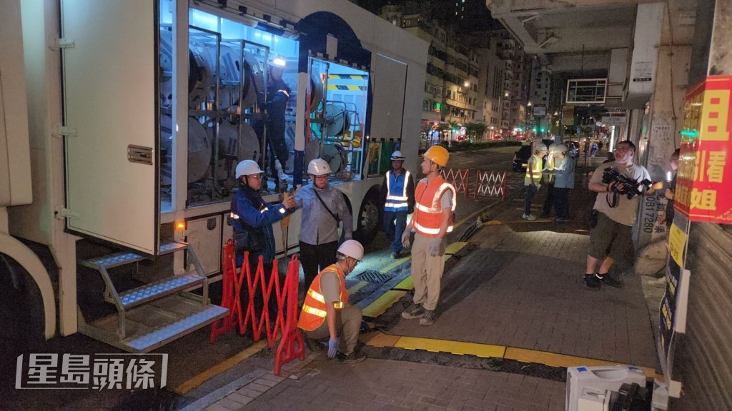 中電派出多輛供電車,為居民臨時提供電力。黎志偉攝 中電派出多輛供電車,為居民臨時提供電力。黎志偉攝