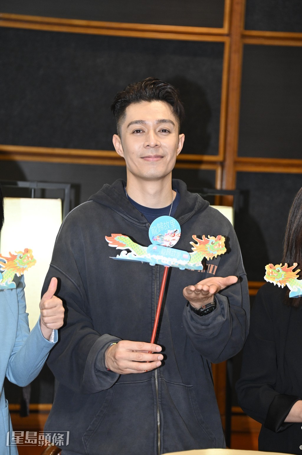 周柏豪與廣州台電台主持吳央央聲演男女主角。 周柏豪與廣州台電台主持吳央央聲演男女主角。