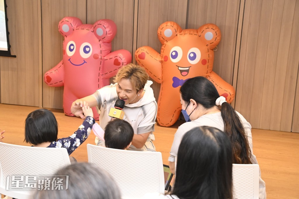 吉吉為病童打氣。
