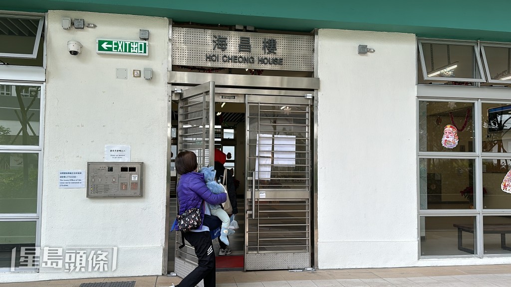 男童獨自上天台,母親擔心兒子想不開,隨即報警救助。劉漢權攝 男童獨自上天台,母親擔心兒子想不開,隨即報警救助。劉漢權攝