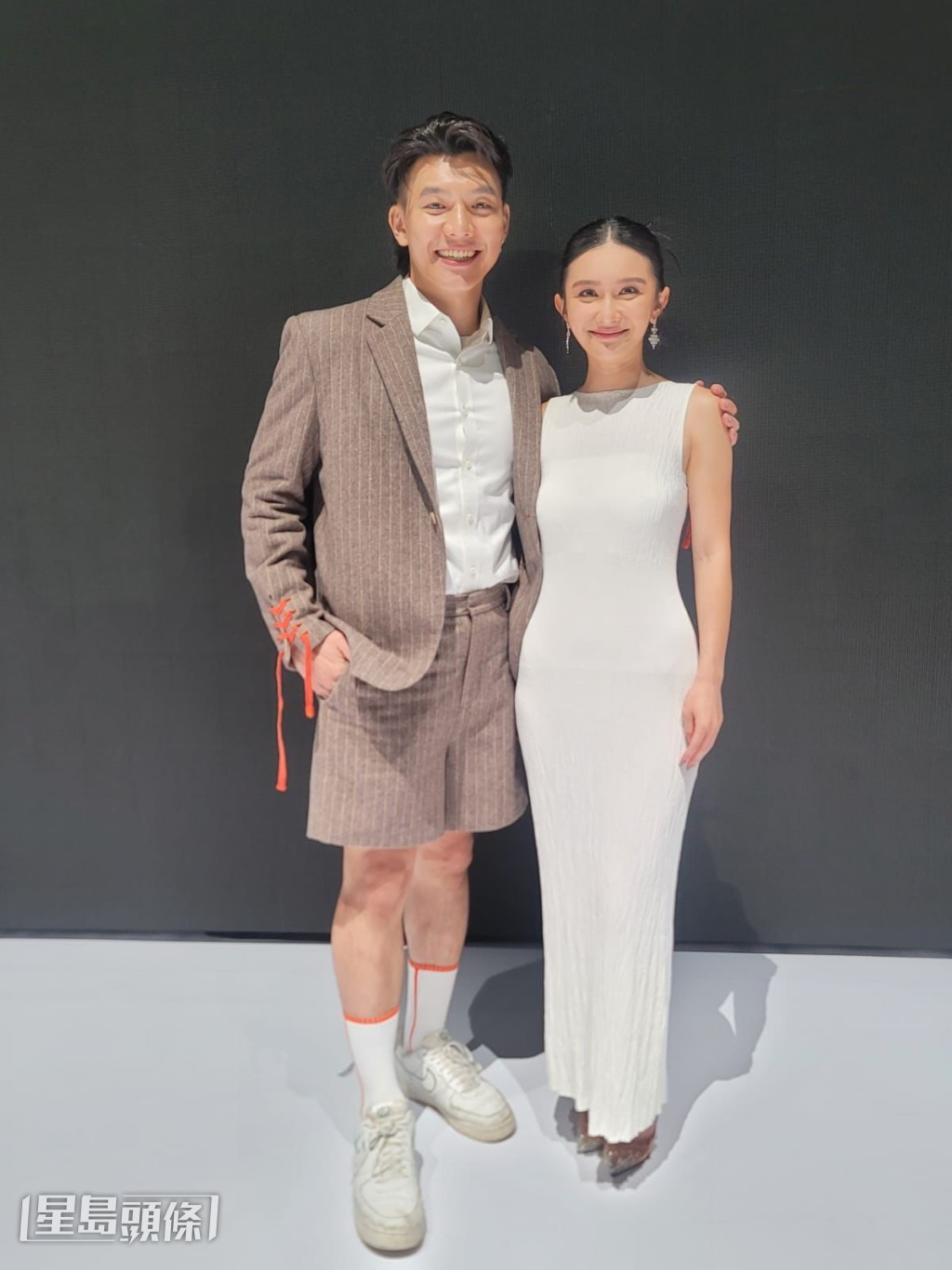 問到Hugo如何支持女友，他即笑說：「心靈上支持佢，佢一路背稿我聽，我覺得佢都唔緊張， OK嘅！」