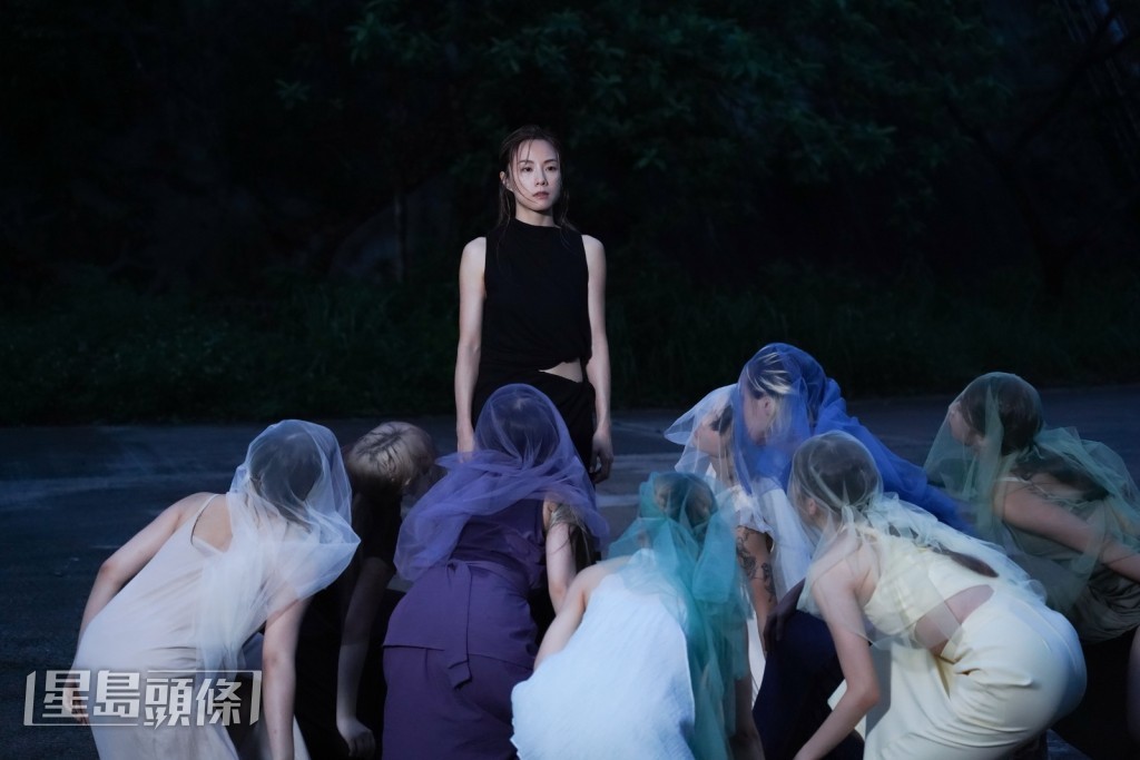 Stephy說自己唔係好識跳現代舞，無謂獻醜就唔跳太多。