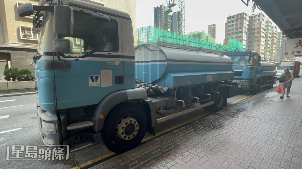 水務署派出水車給住戶使用。