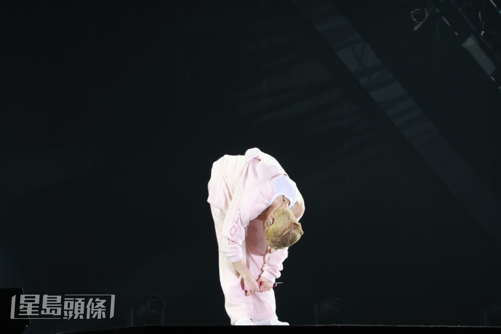 最後向歌迷鞠躬7秒答謝。