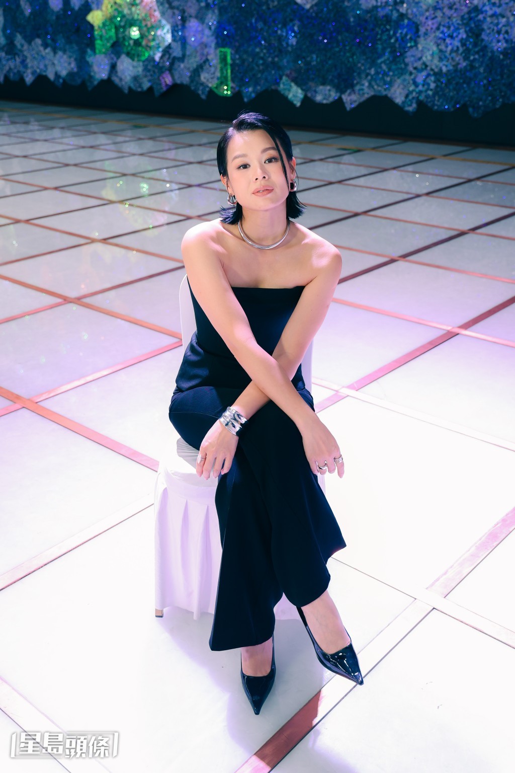 為了演好女警角色,杏兒特別花心思研究。 為了演好女警角色,杏兒特別花心思研究。