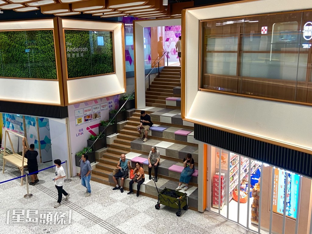 領達廣場商場總投資額16億元,可出租面積約8萬方呎,其中零售設施面積約6.4萬方呎,街市面積約1.6萬方呎。 領達廣場商場總投資額16億元,可出租面積約8萬方呎,其中零售設施面積約6.4萬方呎,街市面積約1.6萬方呎。 