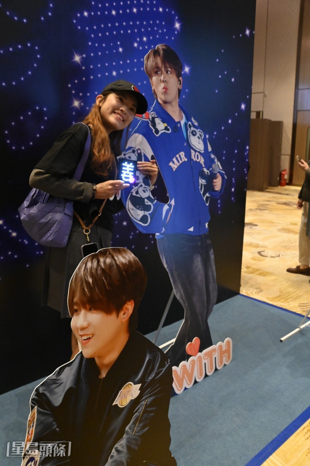 有人型紙板給姜糖合照。