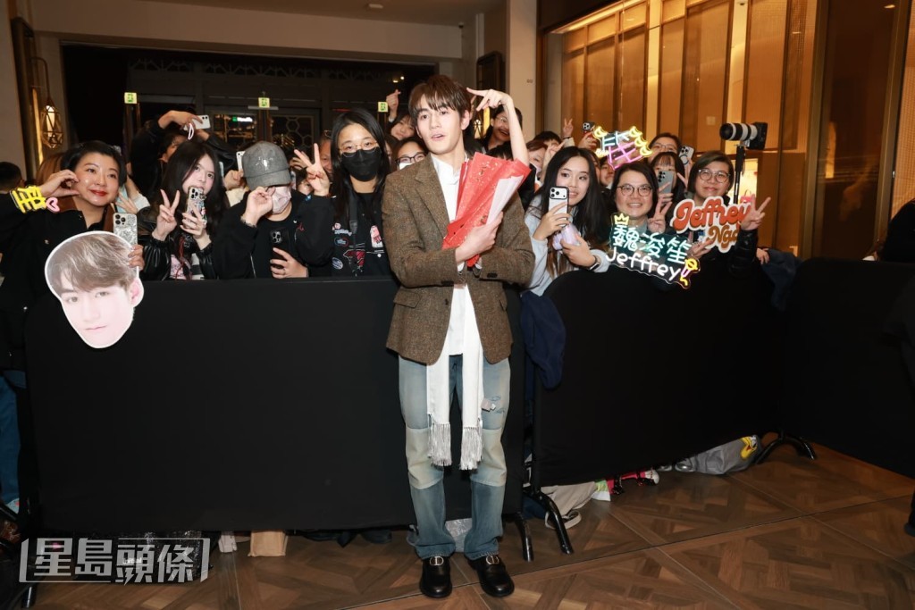 Jeffery今晚（9日）到尖沙咀出席時尚品牌期間限定店宣傳活動，吸引了大批粉絲到場守候。