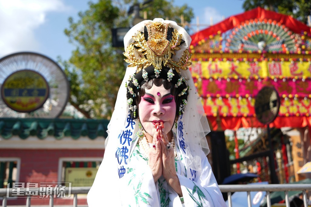 夏蕙BB每年都會到黃大仙祠霸頭位上「頭炷香」。