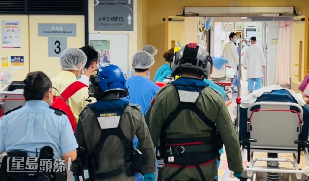 飛行服務隊人員將事主送院。蔡楚輝攝