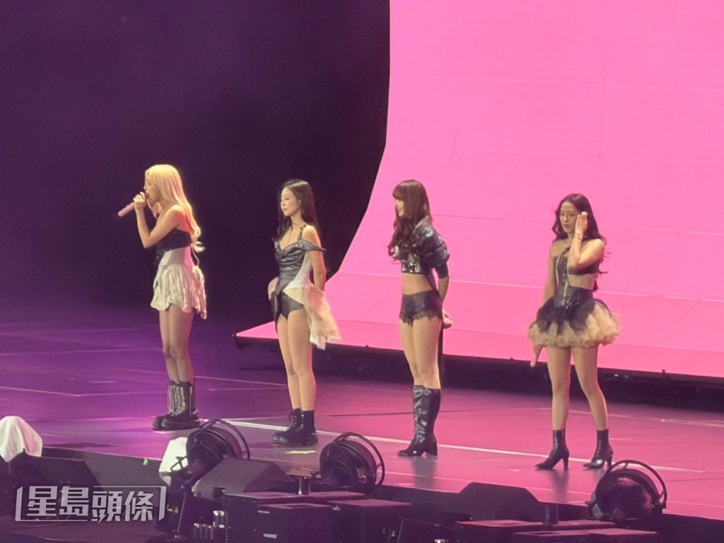 熱情地向粉絲打招呼。