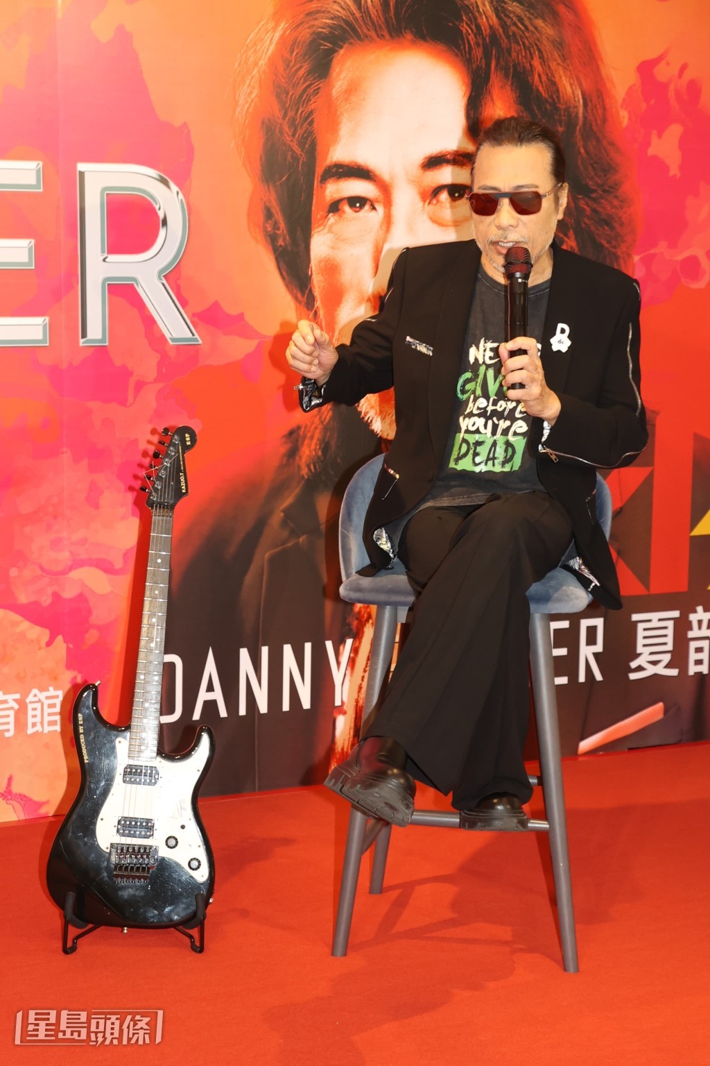 夏韶聲更帶備了師傅竹田和夫所送的結他作宣傳。 夏韶聲更帶備了師傅竹田和夫所送的結他作宣傳。