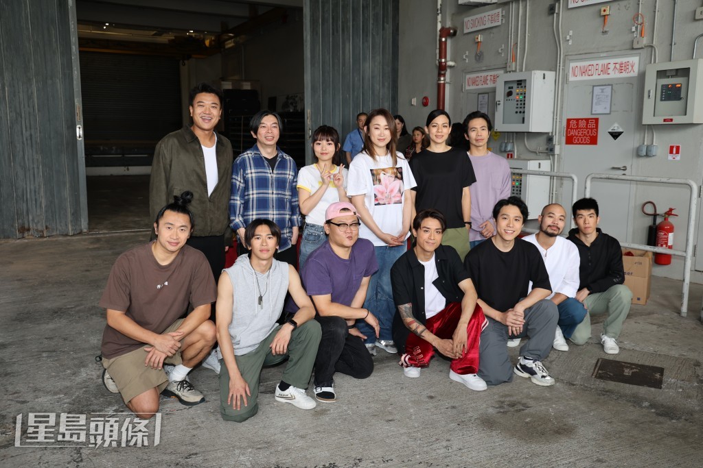 王菀之、MIRROR成員AK、白只、楊偉倫等演出舞台劇《SUCK樂園》。
