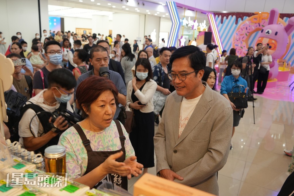 黃偉綸亦到場視察商場「美食大笪地」的商舖。吳艷玲攝