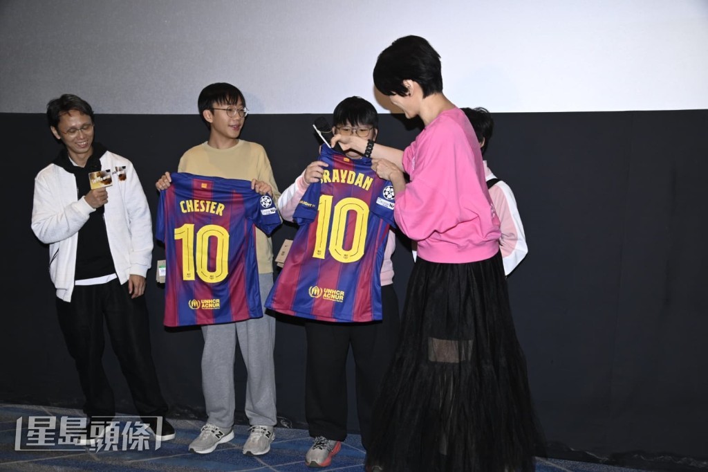 特別訂製紀念球衣送給小演員和觀眾。 特別訂製紀念球衣送給小演員和觀眾。