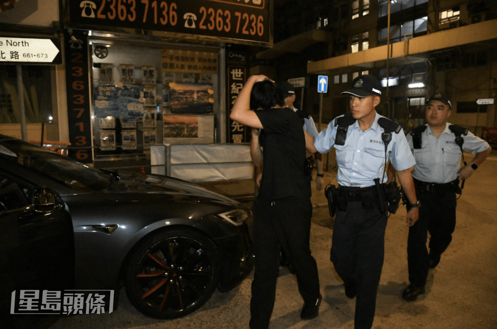 當發現記者在場， 男子用手遮面，避開出鏡。黎志偉攝
