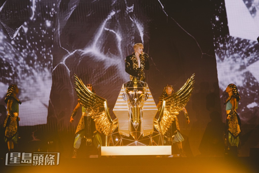 舞台設計匠心獨運，主舞台採用宏偉的金字塔結構。