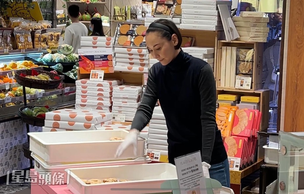 並親力親為造甜品兼招呼客人。 並親力親為造甜品兼招呼客人。