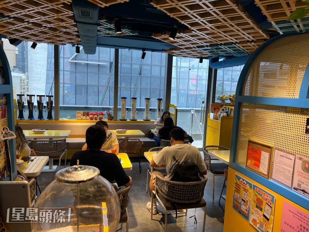 店內平日也坐滿七、八成食客。 店內平日也坐滿七、八成食客。
