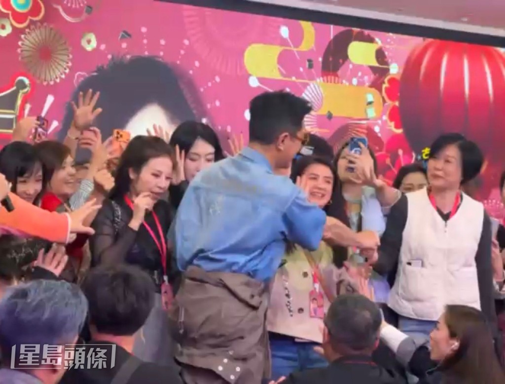 與大家擊掌和握手,令全場勁High。 與大家擊掌和握手,令全場勁High。