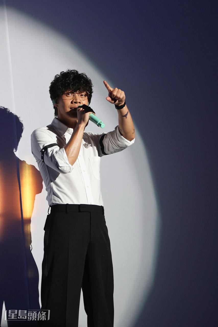 他表示唱了很多首看上去很傷心的歌曲。