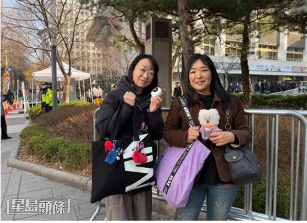 有来自日本的ARMY晨早带埋零食到场，准备等到今晚睇骚。