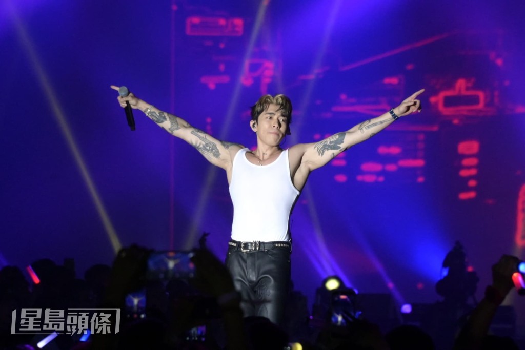 Tyson Yoshi先脫下外套。