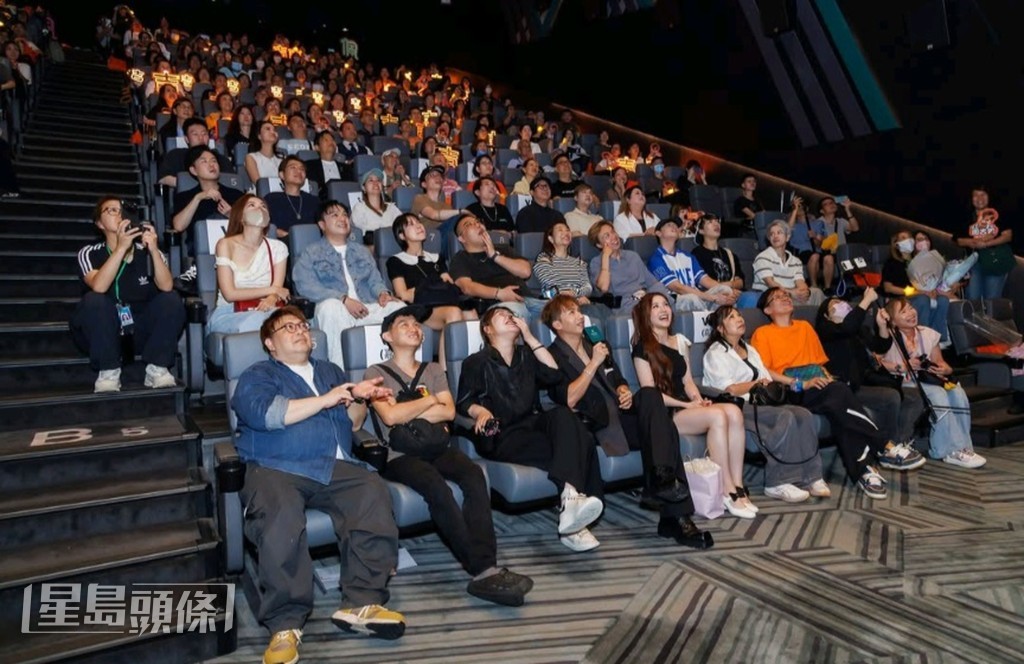 吉吉自認是E人,新歌首映活動也邀請粉絲和《中年好聲音》一班好友。 吉吉自認是E人,新歌首映活動也邀請粉絲和《中年好聲音》一班好友。