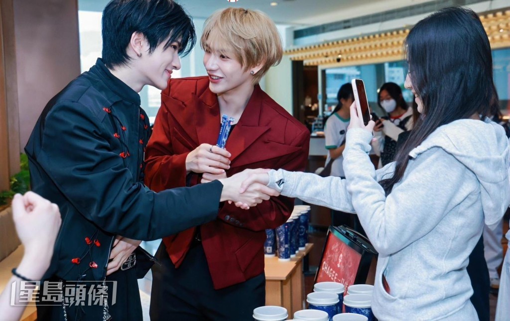 並分享他們對茶飲文化的喜愛。