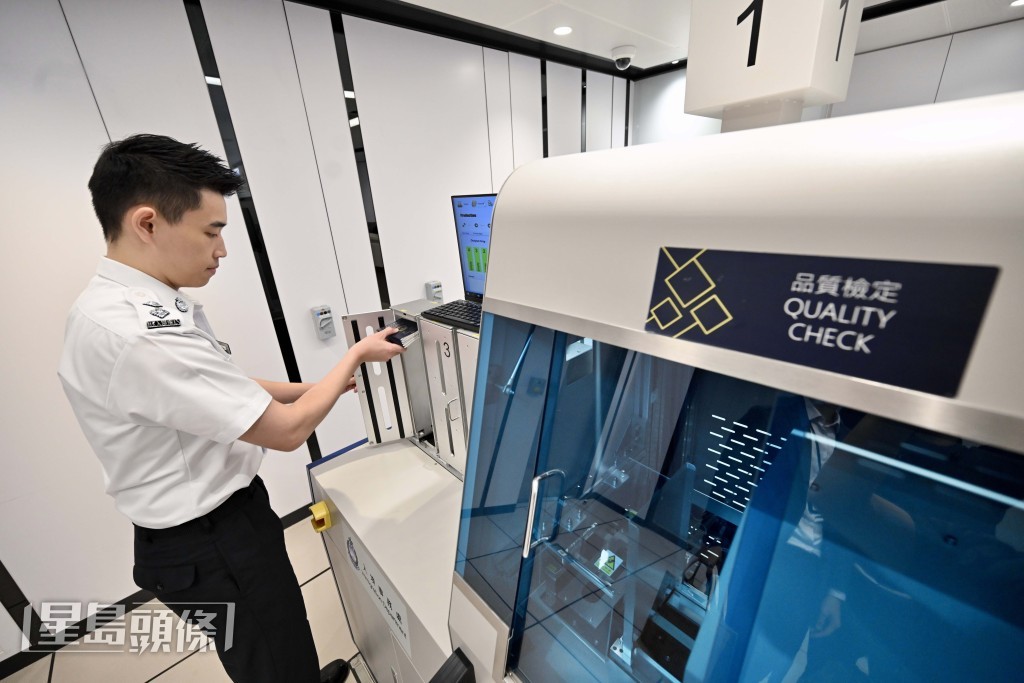 特區護照的簽發程序由一套特別設計的電腦系統監察和控制。