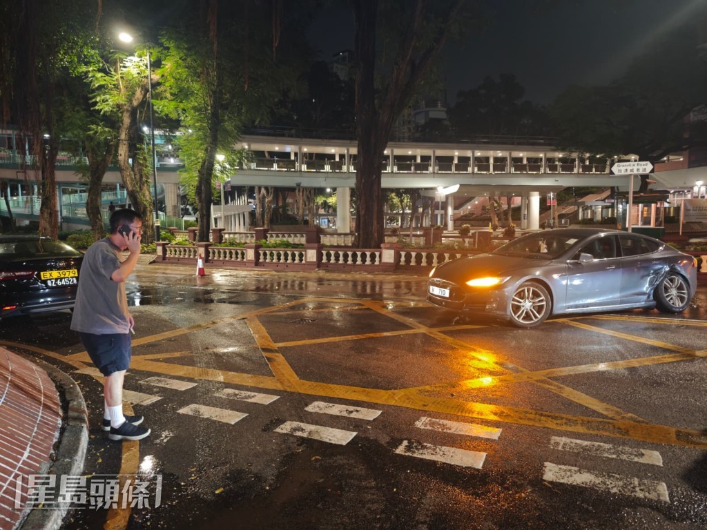 尖沙咀漆咸道南與加連威老道交界地底一條水管突然破裂,大量黃泥水如泉湧般自地底噴出,迅速淹沒附近車路及行人路。黎志偉攝 尖沙咀漆咸道南與加連威老道交界地底一條水管突然破裂,大量黃泥水如泉湧般自地底噴出,迅速淹沒附近車路及行人路。黎志偉攝