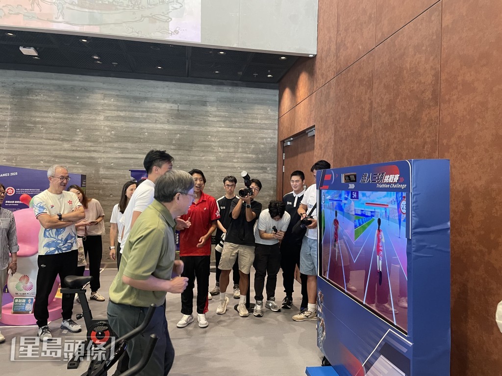卓永興試玩鐵人三項目。蔡思宇攝 卓永興試玩鐵人三項目。蔡思宇攝
