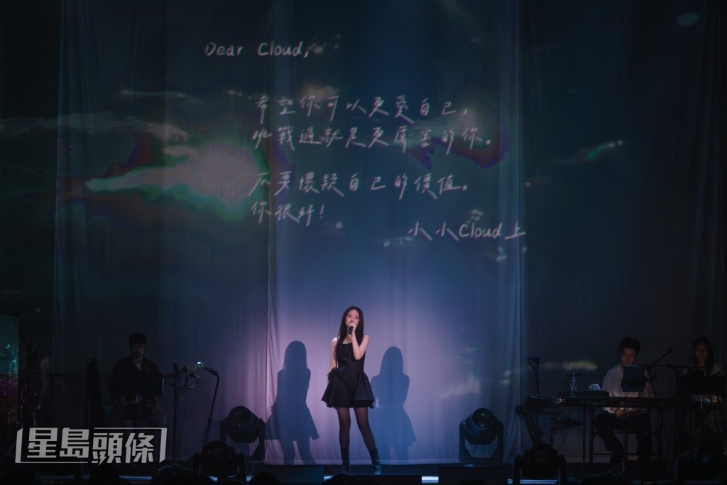 Cloud突破形象以短裙黑絲騷長腿跳舞。 Cloud突破形象以短裙黑絲騷長腿跳舞。
