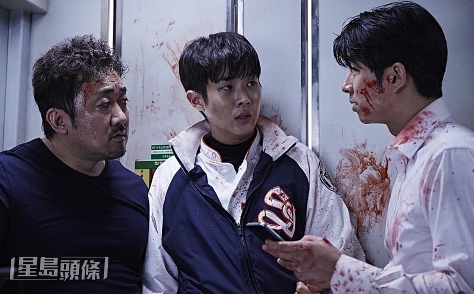 宇植（中）曾參演經典喪屍電影《屍殺列車》，與馬東石（左）、孔劉（右）合作。