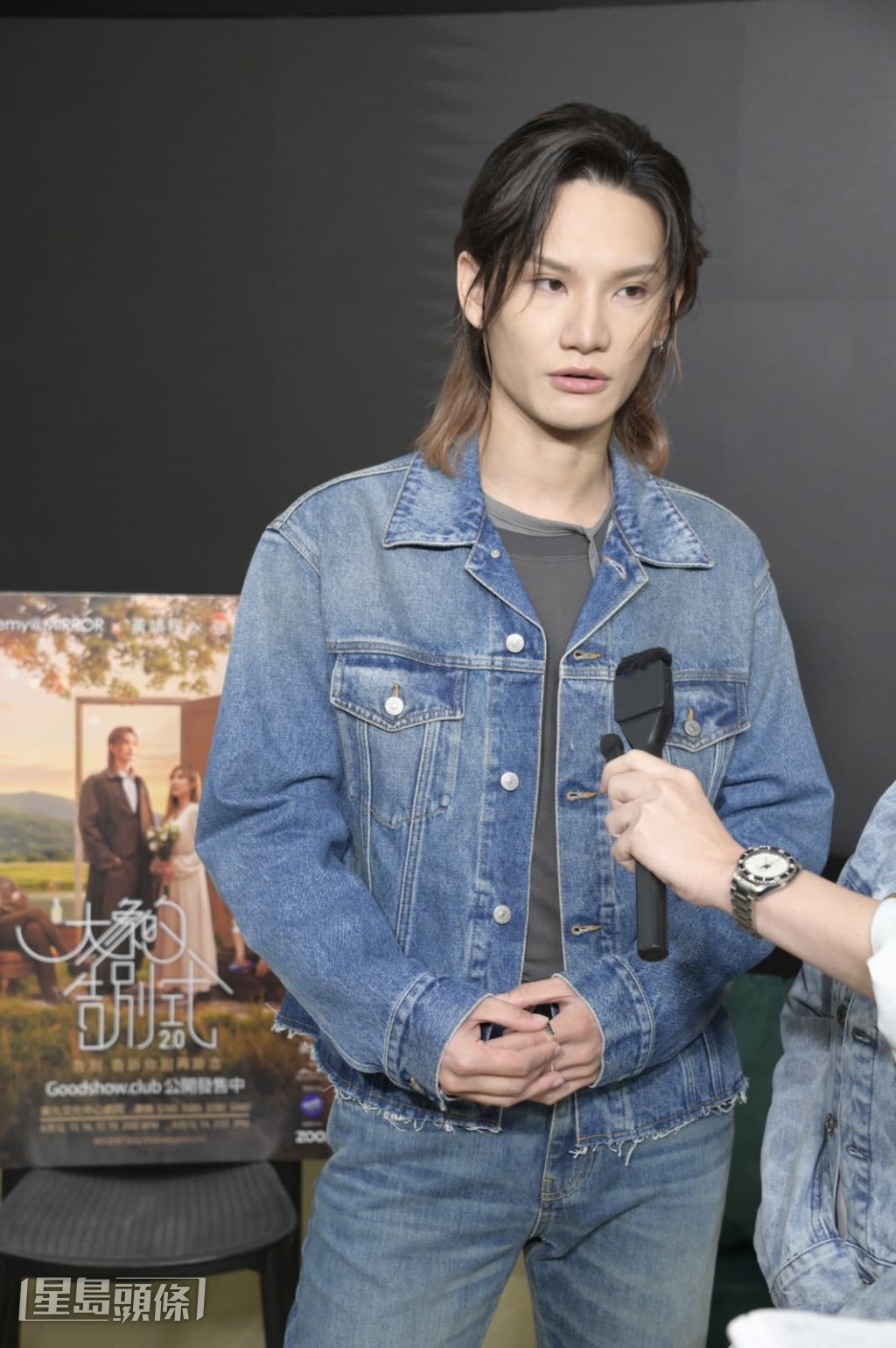 得知舞台演唱難度高後亦向黃靖程取經。