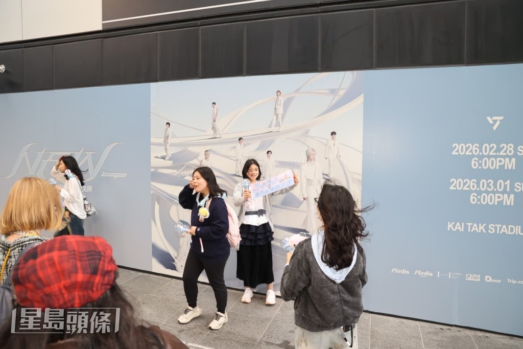 開場前,不少粉絲自備了應援物品到場支持偶像。 開場前,不少粉絲自備了應援物品到場支持偶像。