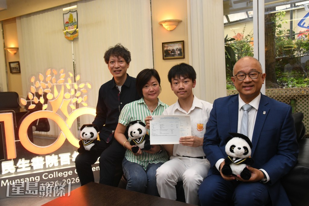 李政(右二)冀在香港開獸醫診所,將興趣結合事業。何健勇攝 李政(右二)冀在香港開獸醫診所,將興趣結合事業。何健勇攝