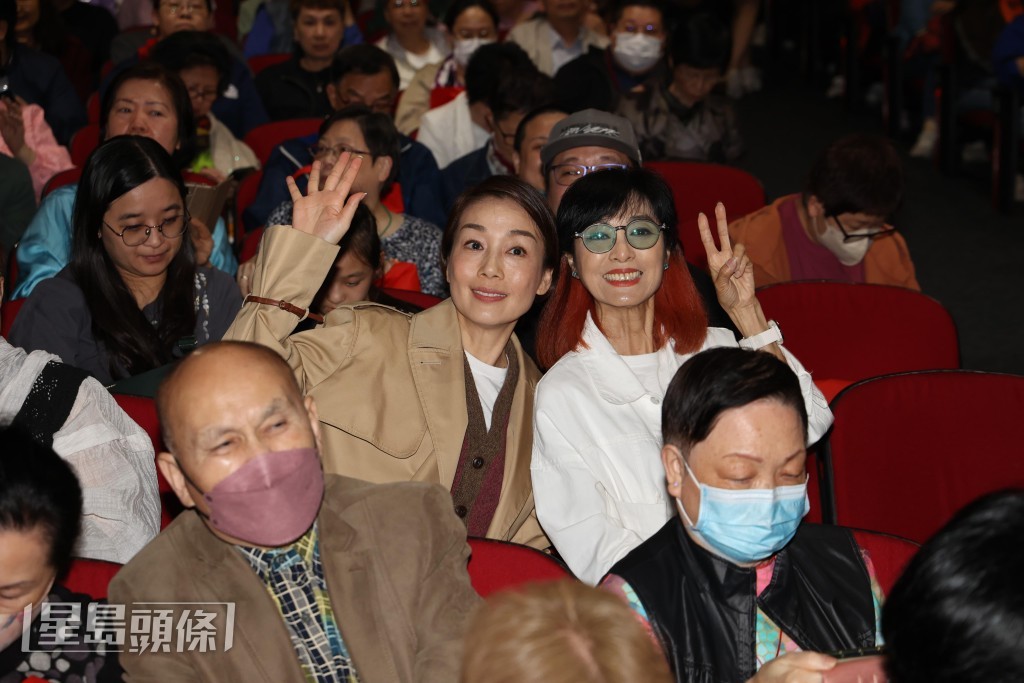 米雪和江美儀孖住齊合照。
