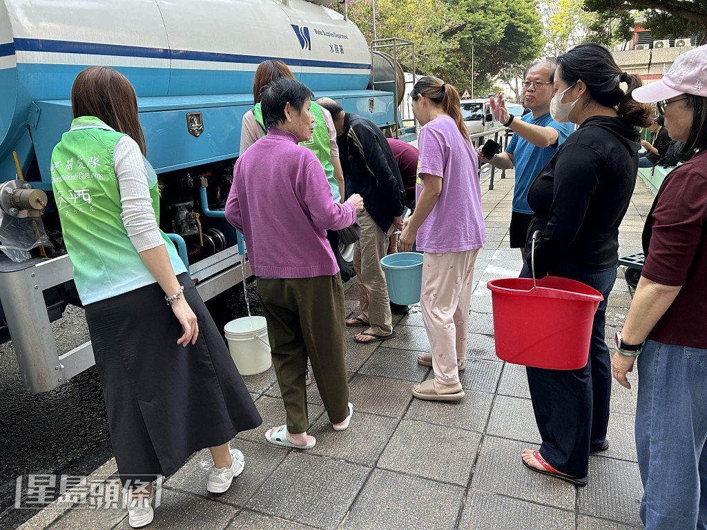 大批居民排隊取水。曾志恆攝