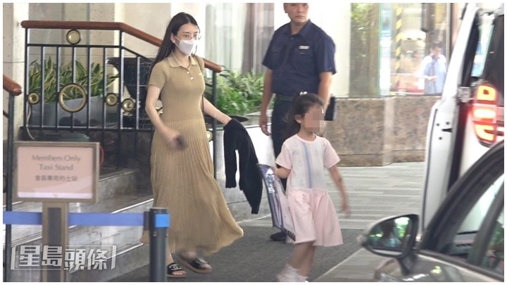 方媽媽、方媛和細女也尾隨上車，之後就直駛返跑馬地住所。