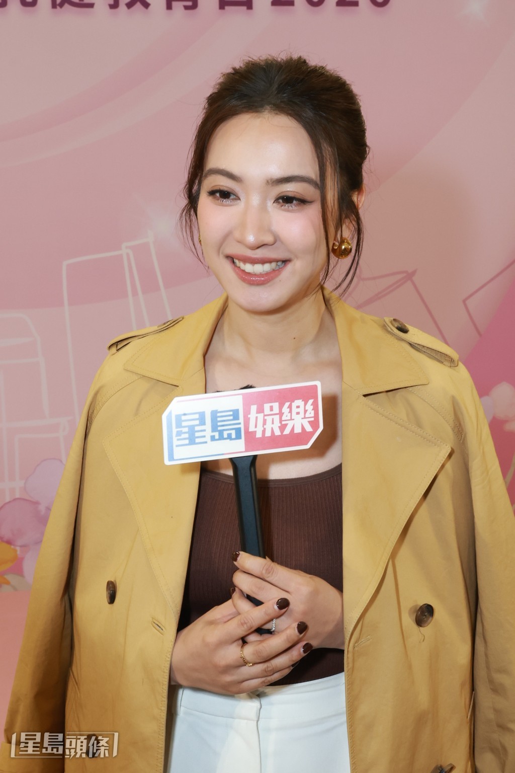 提到農曆年與「2 Line黨」湯洛雯、岑杏賢、蔣家旻等姊妹帶埋另一半去食飯團拜。