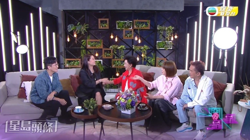 早排,廖碧兒與薛家燕、陳彥行、鄧兆尊現身TVB節目《一周星星》。 早排,廖碧兒與薛家燕、陳彥行、鄧兆尊現身TVB節目《一周星星》。