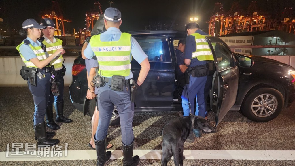 警方其後召來警犬隊到場。黎志偉攝 警方其後召來警犬隊到場。黎志偉攝